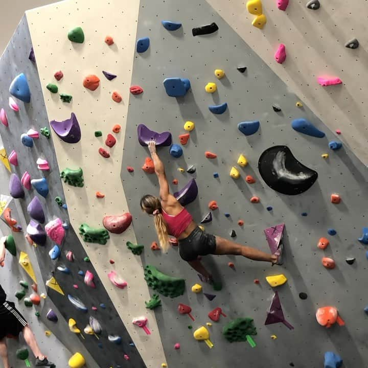 ミーガン・マーチンのインスタグラム：「Toe hooks and fun jumps 🤩 @theboulderfield!!! Side note, those @prana shorts are from the early 2000s! Pairing the old with the new ☺️!!!」