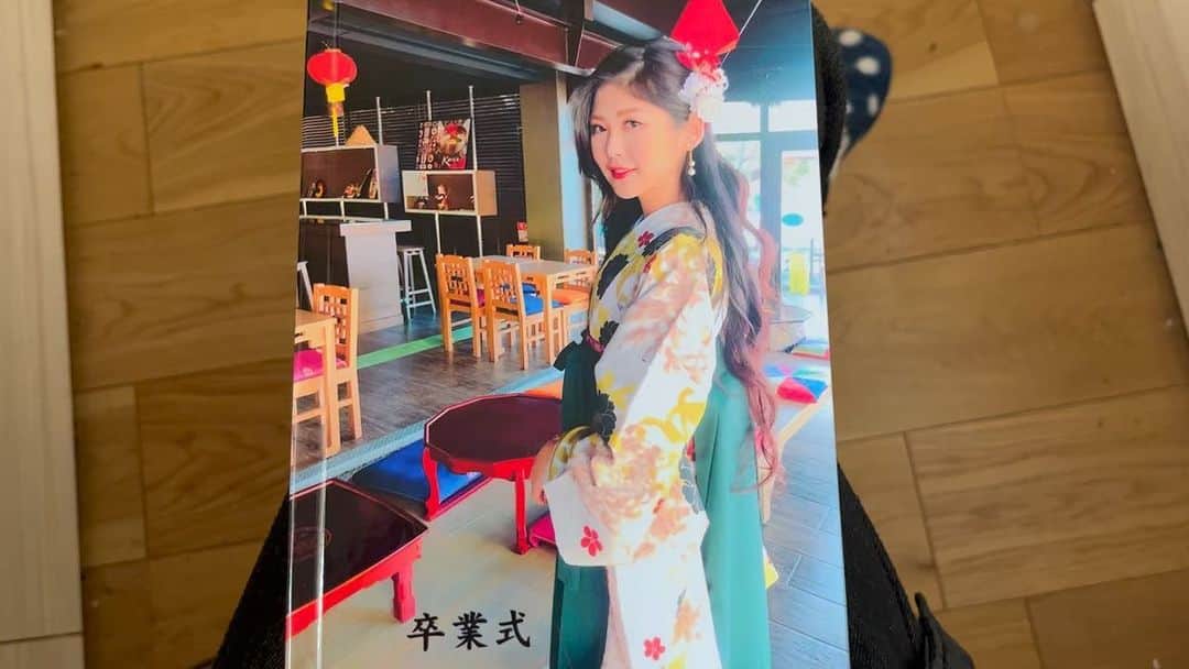 ちなり（高橋知成）のインスタグラム：「ママンが誕プレで作ってくれた私の卒業式のフォトアルバム😂笑 懐かしいのと我ながら盛れていてルンルン♪ありがとうママン〜💕  #フォトアルバム #卒業式 #袴」