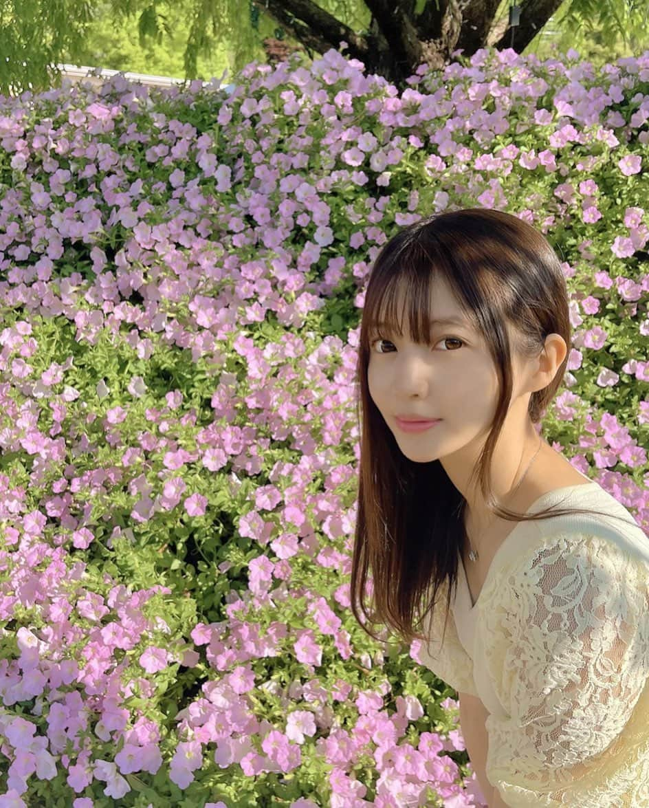 夏木りんさんのインスタグラム写真 - (夏木りんInstagram)「お花ときりん🦒🌼  . #夏木りん #av女優 #AV #av女优 #セクシー女優 #japanesegirl」5月18日 8時37分 - natsu_kirinnn