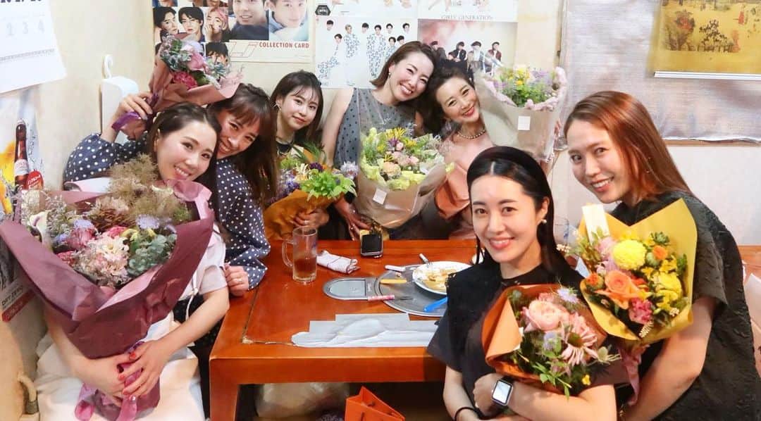 Mai Wakimizuのインスタグラム：「神戸北野popup shop、昨日無事に終わることが出来ました＼(^o^)／前半雨続きで足元のお悪い中でもご来場頂いた方、最後の最後まで何度もご来店頂いた方、一人一人の全てのお客様に有難うございました！ 昨日は搬出後そのまま打ち上げへ♡この6日間の色んなエピソードを皆で共有しながら、飲んで食べて騒いでこれぞ打ち上げ感！LINKABLEのお客様って皆さん本当素敵な方ばかりだよね！でまとまりました♡笑 お手伝いしてくれた皆も沢山お買い物してくれたようで、それがリアルに嬉しかったな♡そして最後は恒例の(笑)お疲れ様！のお花の大渋滞。笑 この時間大好き！皆愛に溢れてて、こんな環境でお仕事出来てることにしみじみ幸せ感じました♡それがお客様にも伝わってる気がする。皆あーりーがーとー♡(打ち上げ来れなかったメンバーにも♡) 休む暇なく今日もお仕事ですが、それも自分らしい♡笑 幸せいっぱいで行って来まーす！ #linkable」