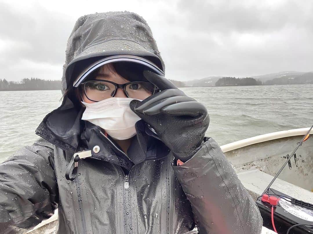 スーパーナブラのインスタグラム：「. . 北海道 朱鞠内湖  イトウに会いにいったけど会えなかったー😭 バラしたのは多分イトウ😭  雨女発揮して雨風で寒すぎて釣りにならなかったんでイトウは鶴姫に託して蕎麦食べて帰りました🚶‍♀️  #北海道 #イトウ釣り #しゅまりないこ #釣りガール」