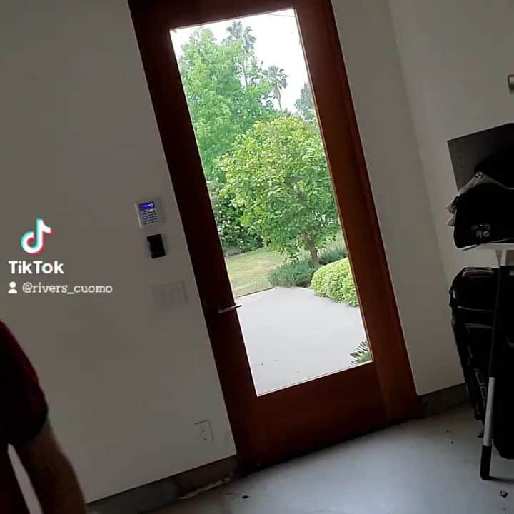 リヴァース・クオモのインスタグラム：「What's up guys?」