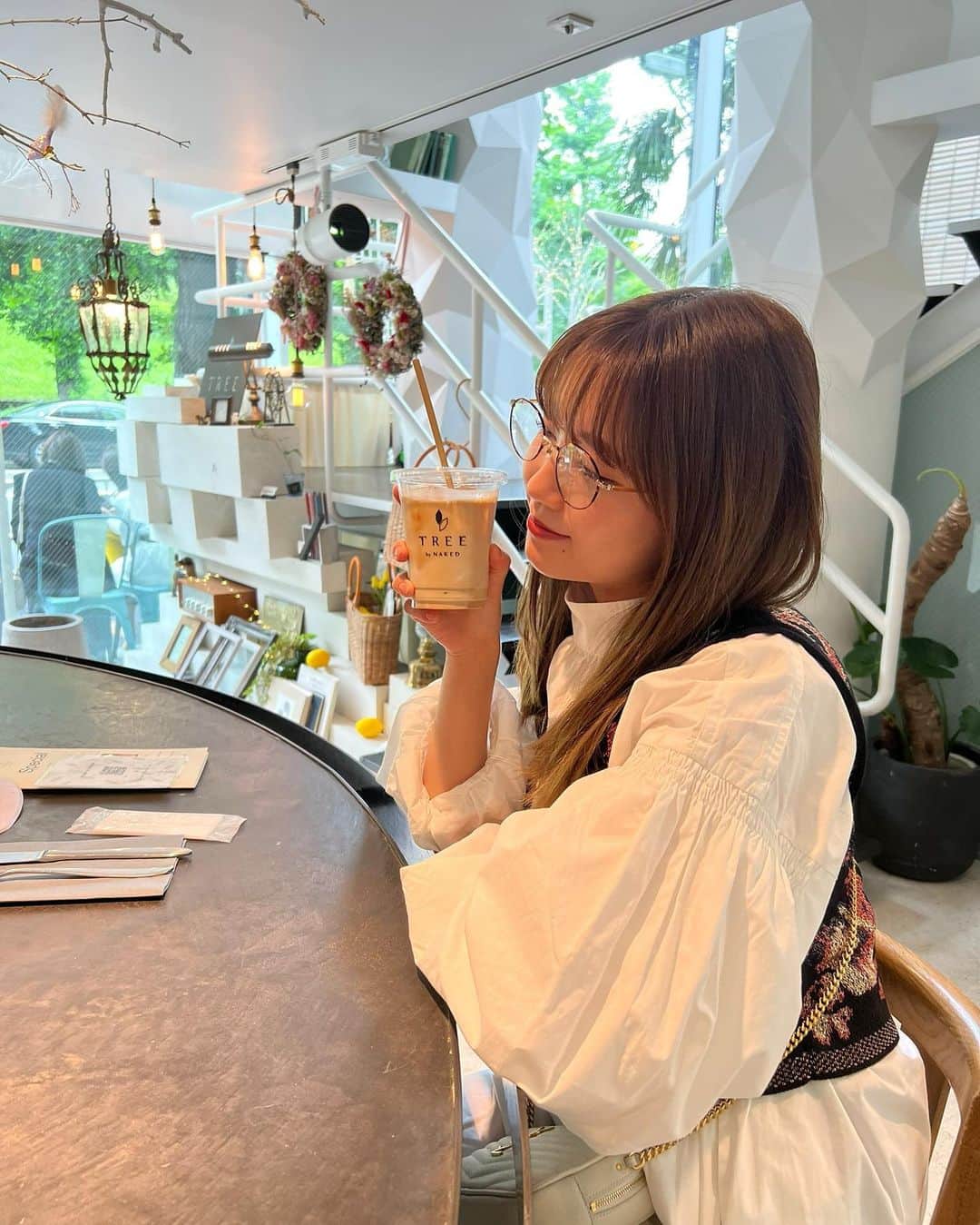 加藤玲奈のインスタグラム：「この前地元の友達カフェ巡りしよーってなって @treebynaked へ行ってきました☕️調子乗って頼みすぎてお腹いっぱいでここしか行けなかった笑  お天気いい日が続きますよーに✨」