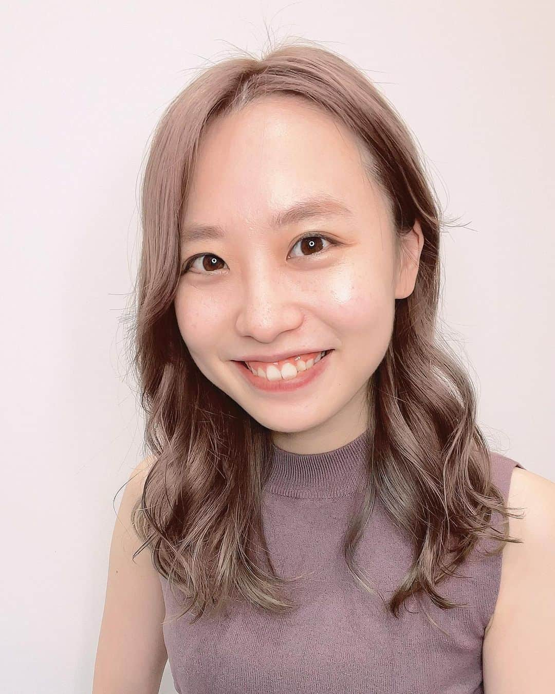 丸山奏子のインスタグラム：「new color ✨ ミルクティーベージュ  実はあんまりやったことのない色味だた！今回もとてもよき色❣️  かよさんはMリーグのヘアメイクも入ってくれてるんだよーん☺️  @kayochan530  @littlexsalt」