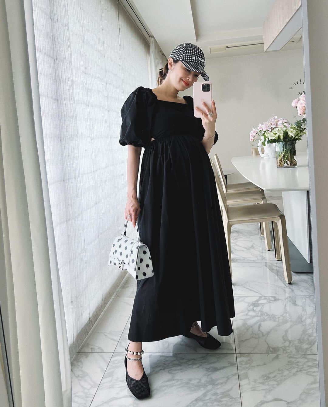 のインスタグラム：「🐼🐻‍❄️🐧🤍🖤🤍🖤  Cap #miumiu #ミュウミュウ Dress&Shoes #Coel #コエル Bag #balenciaga #バレンシアガ Earrings #vancleefandarpels #ヴァンクリーフ  Bee Ring #yon #ヨン #thebees  #abuzzfromthebees #honey #bee #ミツバチ #リング #akiweng #翁安芸 #tokyo #outfit #モノトーンコーデ」