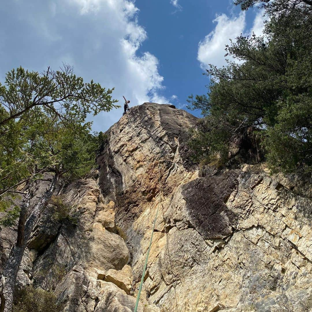 義村萌のインスタグラム：「2022.05.04-05  小川山 . ✔︎ スペシャリスト 5.13d RP ✔︎ イエロークラッシュ5.12a FL . 手も足もへろへろになるまで登れて最高！ 花崗岩のスラブはすごい怖かったけど楽しかったし痺れた！ .  @jyarashi_koubou  今回もありがとうございます！ .  #climbing #小川山 #マラ岩 #じゃらし工房」