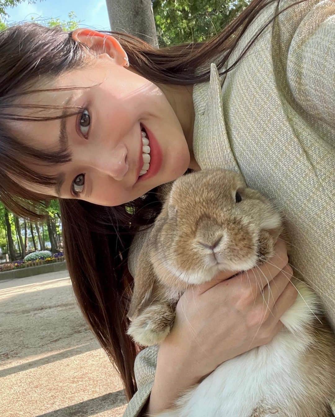 ハ・ヨンスのインスタグラム：「マヨ、ギューされたいだけだよ。 @mayo_le_lapin 🐇🌿」