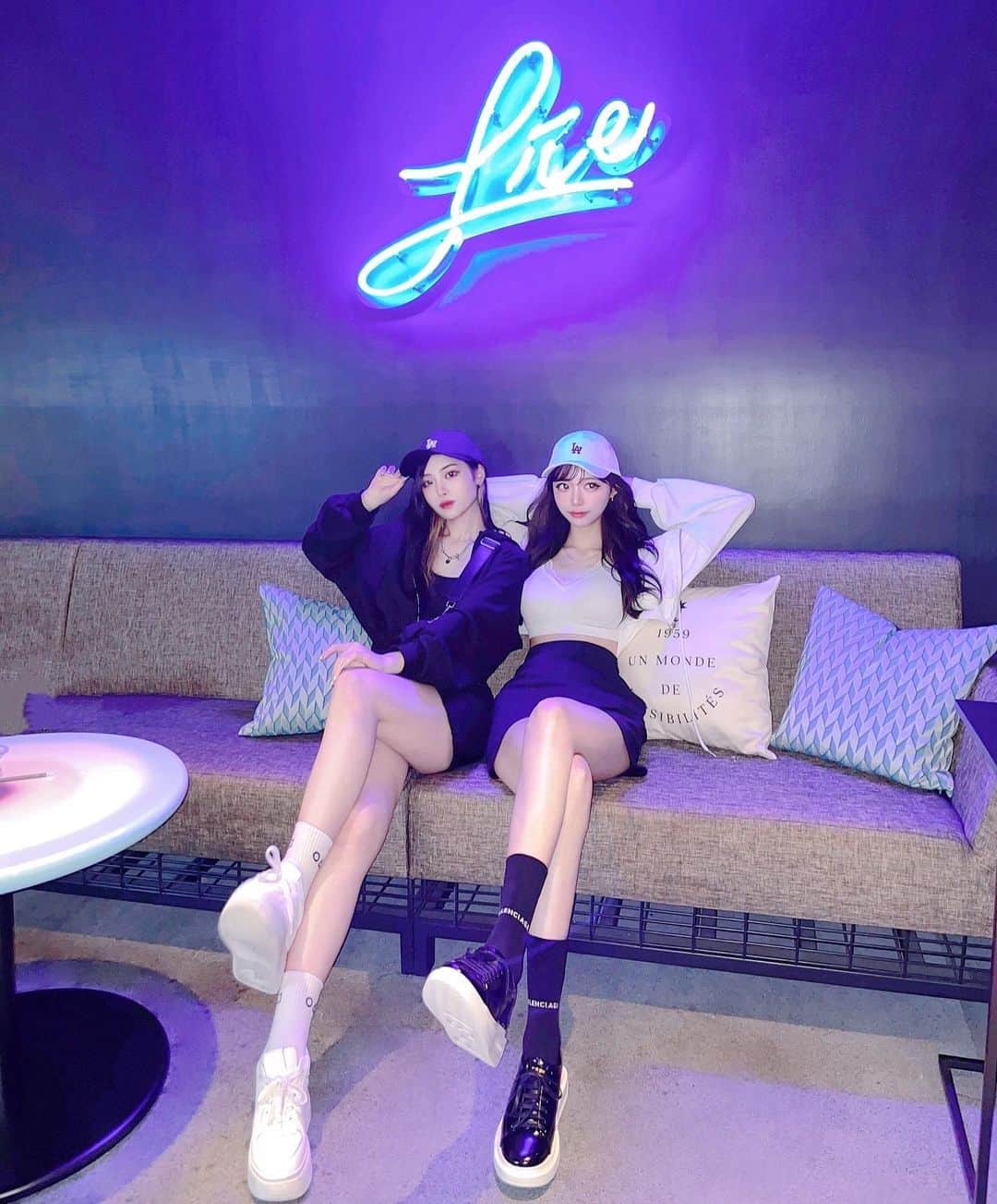 のインスタグラム：「ぎゃるちょーｶﾜｲｲ🤍🖤 (全然ぎゃるじゃない) スニーカーは @p31_japan のだよ🖤🖤 白も持ってるの🤍 まじオススメしすぎて周りもみんなこのスニーカーになった😝 布教しすぎて弟も2足買ってた🤣  #おそろコーデ #シミラールック #モノトーンコーデ  #スポーティーコーデ #韓国ファッション #韓国ヘア #韓国ストリート  #韓国コーデ #銀座カフェ #東銀座カフェ #銀座  #アロフト銀座  #alofttokyoginza」