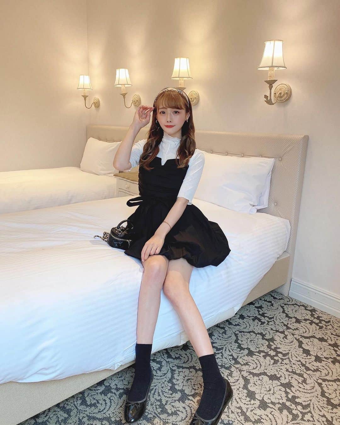 計良日向子（ひなひ）さんのインスタグラム写真 - (計良日向子（ひなひ）Instagram)「. . 横浜にあるホテルプラムに お泊まりしたよ🪞🛁 このお部屋が可愛くて ずっと楽しみにしてたの♡ . . . ホテルに合わせてガーリーぽく🎀 @classicalelf_official の シアートップス着たよ🤍 首元と袖のメロウデザインが可愛い！ 前後2wayで着れるし、 インナーとしても着れる♡ 私はレイヤードして着てみた🌷 (160 Mサイズ ホワイト着用) . . . 👗ワンピース　#zara . 👗スカート　#epine . . . .  #クラシカルエルフ #classicalelf #エルフコーデ #タイアップ #uniqlo #gu #ユニクロ #ジーユー #ザラ #ブラウス #シアーブラウス #シアーシャツ #シアートップス #プチプラコーデ #夏コーデ #着回しコーデ #横浜ホテル #ホテルプラム #ホテル女子会 #お泊まり会」5月18日 22時19分 - kerahinako1105