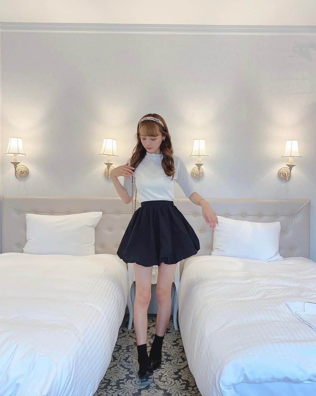 計良日向子（ひなひ）さんのインスタグラム写真 - (計良日向子（ひなひ）Instagram)「. . 横浜にあるホテルプラムに お泊まりしたよ🪞🛁 このお部屋が可愛くて ずっと楽しみにしてたの♡ . . . ホテルに合わせてガーリーぽく🎀 @classicalelf_official の シアートップス着たよ🤍 首元と袖のメロウデザインが可愛い！ 前後2wayで着れるし、 インナーとしても着れる♡ 私はレイヤードして着てみた🌷 (160 Mサイズ ホワイト着用) . . . 👗ワンピース　#zara . 👗スカート　#epine . . . .  #クラシカルエルフ #classicalelf #エルフコーデ #タイアップ #uniqlo #gu #ユニクロ #ジーユー #ザラ #ブラウス #シアーブラウス #シアーシャツ #シアートップス #プチプラコーデ #夏コーデ #着回しコーデ #横浜ホテル #ホテルプラム #ホテル女子会 #お泊まり会」5月18日 22時19分 - kerahinako1105