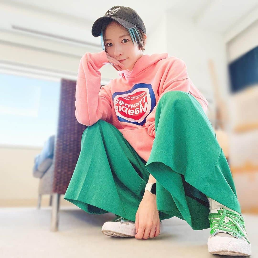 宮島咲良さんのインスタグラム写真 - (宮島咲良Instagram)「ㅤㅤㅤㅤㅤㅤㅤㅤㅤㅤㅤㅤㅤ #私服戦隊ミヤジマン  💖💚🖤 ㅤㅤㅤㅤㅤㅤㅤㅤㅤㅤㅤㅤㅤ cap:#undercover  hoodie:#thomasmagpie  sneakers:#sacainike #sacaixnike  ㅤㅤㅤㅤㅤㅤㅤㅤㅤㅤㅤㅤㅤ #派手服 #派手コーデ #派手髪女子 #派手髪ショート #ボーイッシュコーデ  #ootd #宮島咲良 #ミヤジマン #ぼっち戦隊ミヤジマン」5月18日 22時27分 - sakura_miyajiman