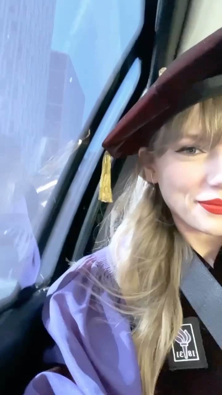 テイラー・スウィフトのインスタグラム：「Wearing a cap and gown for the very first time - see you soon NYU 🥺🥰🗽」