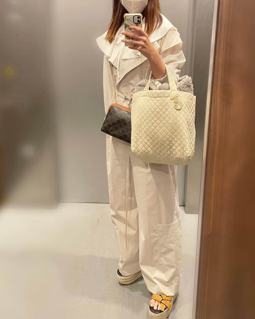西木恵美里のインスタグラム：「🤍 19時START ☼ / 気温17〜20℃(19時〜21時) / 風2m  はじめてのIAIスタジアム、ナイター🌙 気温20度なら大丈夫！と思ってサンダル履いたら寒い寒い🥶まだダメでした（笑）  5月のナイターはまだブランケット必須ですね🧺  ホーム初勝利をスタジアムで見られて嬉しかった⚽️🙌🏻 2年ぶりくらいに花火見た気がする🤭✨  #備忘録 #観戦服 #観戦コーデ #サッカー観戦 #気温20度 #気温20度コーデ」