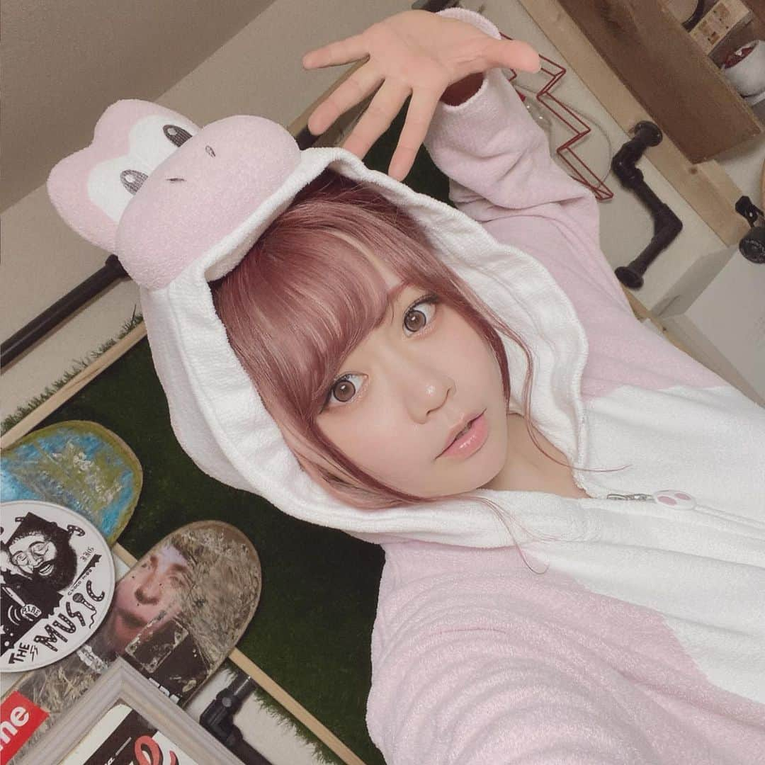 川﨑由意さんのインスタグラム写真 - (川﨑由意Instagram)「⁡ 髪の毛ピンクマン💓 ⁡ 大好きなパジャマと色合ってる🌸🌸  @rois_ikari さんありがとうございました🧸 ⁡ #ROIS#ヘアカラー#ピンク#ピンクカラー」5月18日 22時46分 - yui533