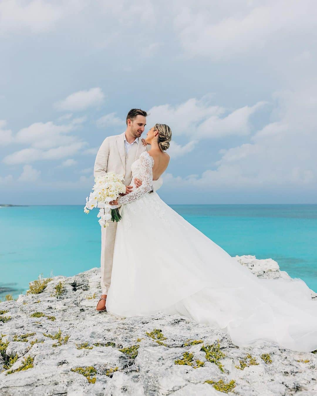 サシャ・カリスさんのインスタグラム写真 - (サシャ・カリスInstagram)「Mr. & Mrs. Sherman 💍✨  Wedding planner @stunningandbrilliantevents  Dress @pronovias #pronoviasbride  Flowers 💐 @danielevents  📸 @gabylrguez @bahamasphotographer Hair @sophiamichelle.mua Rings 💍 @diamondsdirect」5月18日 22時52分 - _bahamasgirl_