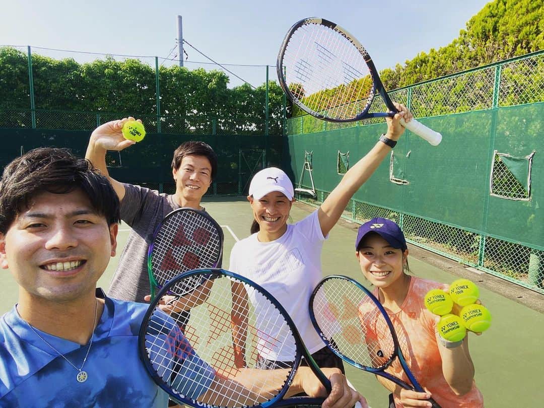 のインスタグラム：「2022週1テニスの日 11回目  むちゃくちゃいいお天気の中、週1テニス🎾 YONEXから竹森さん初参加。 野原くんと近江ちゃんの4人。 いいお天気なんだけど調子はイマイチだったなー…  #伊達公子 #kimikodate  #テニス  #テニスプレイヤー #tennis  #tennisplayer #2022年5月18日 #2022 #2022年 #週1テニス #週1テニ10回目 #2021年週1テニス11回目 #テニスって楽しい #yonex #yonextennis #yonexjapan #プーマ #puma #pumajapan #プーマグラム」
