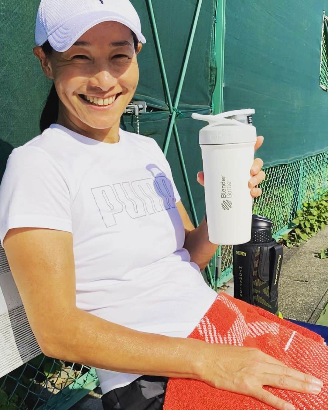 のインスタグラム：「2022週1テニスの日 11回目   金子英樹くん @hidekikaneko  おすすめのプロテインシェーカー。 私はもうプロテインも飲まないからリポビタンウォーターのパウダーを水に溶かして入れて飲んでる。 この前会った時にプレゼントしてくれた！ 今日2回目だけど確かに調子いいっ！  #伊達公子 #kimikodate  #テニス  #テニスプレイヤー #tennis  #tennisplayer #2022年5月18日 #2022 #2022年 #週1テニス #週1テニ10回目 #2021年週1テニス11回目 #テニスって楽しい #yonex #yonextennis #yonexjapan #プーマ #puma #pumajapan #プーマグラム #リポビタンウォーター  #大正製薬」