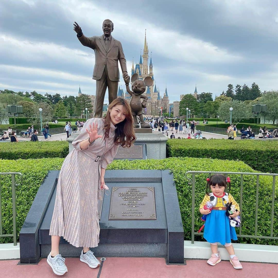 若井久美子のインスタグラム：「ディズニーランドに行った時の📷 娘はウッディーワンピで行きましたがキャストさんからは「ジェシーちゃんだ」と言われていました。女の子だし確かにそう見えるかも😆 このnewbalanceのスニーカー本当に履きやすくてお気に入り👟  #ディズニーランド  #disneyland  #tokyodisneyland  #newbalance」