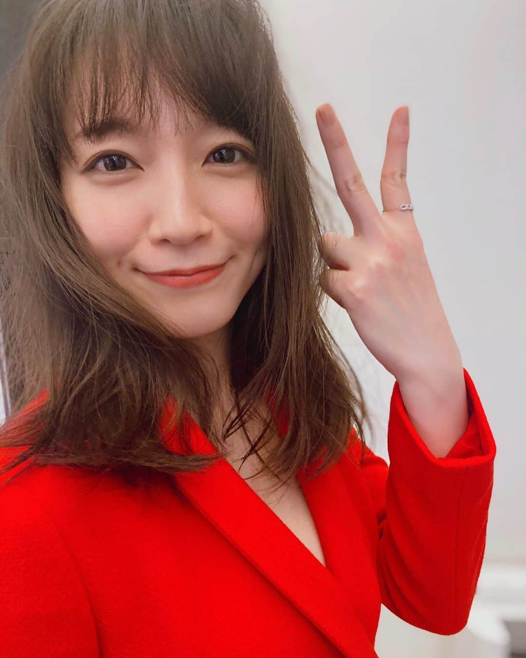 吉岡里帆（マネージャー）のインスタグラム：「週刊プレイボーイ🐰 発売中です！✌️✌️✌️  5パターンの衣装もメイクも全部素敵で、とくにこの写真の赤いドレスは形がめちゃくちゃかわいくて大好きでした…🤦🏻‍♀️ なので赤ドレスのときのオフショットをどうぞ。 （これだけ言っておいて肝心の衣装の形は写っていないので、ぜひ誌面でご確認ください…🤦🏻‍♀️🤦🏻‍♀️）  #週プレ @shupure_official   #いつかの吉岡さん」