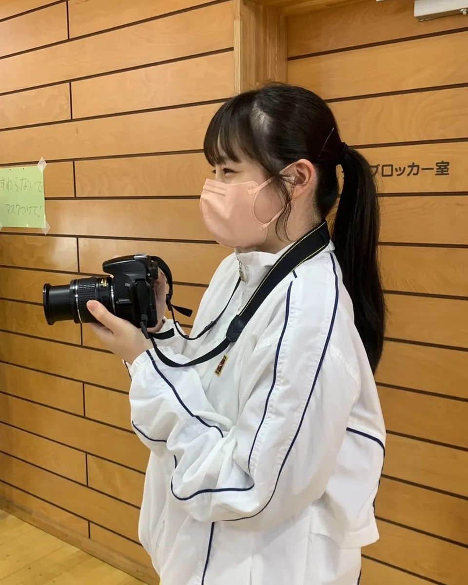 丸本凛のインスタグラム：「体育祭が無事に終わりました🏐 今年は女子バレーに出場しました！決勝まで進めましたが負けてしまいました。 1年前の体育祭は入学したばかりでまだ慣れていない状態でしたが2年目は思いっきり体育祭を楽しめたなと思います😆 友達が撮ってくれた写真ですっ」