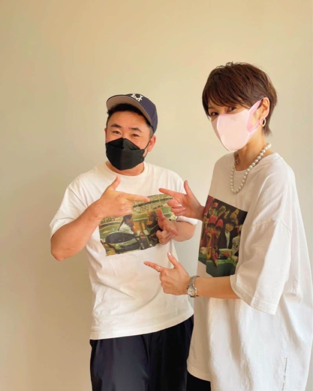 吉瀬美智子のインスタグラム：「本日の撮影は先日の展示会の竹内カメラマン。 購入した竹内さんのプリントオーバーTシャツを着て行ったらご本人も！お疲れ様でした✨」