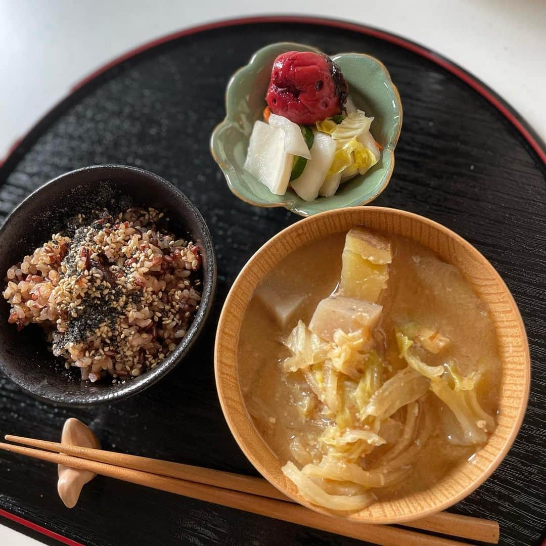 HIMAWARIさんのインスタグラム写真 - (HIMAWARIInstagram)「【一汁一菜】  米と味噌汁があれば大体チョー健康。  どうしても具沢山になってしまう私の味噌汁は それだけでいろんな栄養が摂れるし ご飯に汁物だけで事足りるんだなぁ。  みんな米、食べてますか？  '穀物こそが人間の食すべき主食である'  人間の身体は穀物を主食にするようにできているんだよね。歯、とか腸とか。  ちなみに日本人が食事のことを 'ご飯’ って言うけれど  朝ごはん 昼ごはん 夜ごはん  と。  これは日本人が昔から ご飯【米】を食事の主役としてきたからなんだって。  例えば西洋人は米ではなくパンを食べますが西洋料理の中心は肉でありパンは野菜などと同じく添え物なので西洋人が食事全体を 【パン】と表現することはないね。  日本人にとって【米】は本当に特別な存在だから昔から人々はこのことを深く意識していたんだね。  米を食べなさすぎて おかずのオンパレードな現代人の食卓。 一度米ベースで食事を考えてみると 見えてくるものがたくさんあるよ。  現代栄養学 西洋のカロリー学 1日何十種類の野菜を摂れだ 何十品目を食べろだ やれいろいろ言われてますが そんなものに惑わされないで  高タンパク？ 低糖質？  何でもかんでも タンパクタンパクタンパク…って  今ある固定概念とか知識とか世間の当たり前とか インスタでチョロっと見た情報とかを 鵜呑みにして 自分の身体の声を聞けなくなるのはあまりにも勿体ない。  何が自分に合っていて 何を必要としているのか それを感じ取れる身体を作るのが 第一に必要。  「人間の身体は食べたものでできている」 これはもう何億回言ったかわからないし もうそれでしかないんだけれど 健康の基本は食にあり また病氣の原因も食にあり  一物全体 身土不二  これが食べ物を選ぶ上での基盤であり 私が意識している唯一のこと。  #一汁一菜 #米食べよう #ご飯 #一物全体 #身土不二 #一汁一菜が基本 #無農薬玄米 #玄米 #ホールフード #日本食 #食べることは生きること #食べたもので身体は作られる #youarewhatyoueat #寝かせ玄米 #酵素玄米 #味噌汁 #米は友」5月18日 16時37分 - himawari_miyazaki