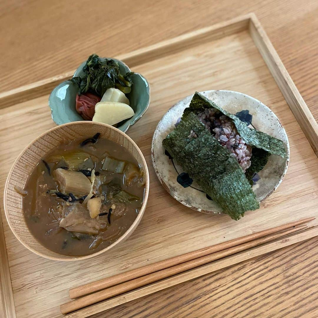 HIMAWARIさんのインスタグラム写真 - (HIMAWARIInstagram)「【一汁一菜】  米と味噌汁があれば大体チョー健康。  どうしても具沢山になってしまう私の味噌汁は それだけでいろんな栄養が摂れるし ご飯に汁物だけで事足りるんだなぁ。  みんな米、食べてますか？  '穀物こそが人間の食すべき主食である'  人間の身体は穀物を主食にするようにできているんだよね。歯、とか腸とか。  ちなみに日本人が食事のことを 'ご飯’ って言うけれど  朝ごはん 昼ごはん 夜ごはん  と。  これは日本人が昔から ご飯【米】を食事の主役としてきたからなんだって。  例えば西洋人は米ではなくパンを食べますが西洋料理の中心は肉でありパンは野菜などと同じく添え物なので西洋人が食事全体を 【パン】と表現することはないね。  日本人にとって【米】は本当に特別な存在だから昔から人々はこのことを深く意識していたんだね。  米を食べなさすぎて おかずのオンパレードな現代人の食卓。 一度米ベースで食事を考えてみると 見えてくるものがたくさんあるよ。  現代栄養学 西洋のカロリー学 1日何十種類の野菜を摂れだ 何十品目を食べろだ やれいろいろ言われてますが そんなものに惑わされないで  高タンパク？ 低糖質？  何でもかんでも タンパクタンパクタンパク…って  今ある固定概念とか知識とか世間の当たり前とか インスタでチョロっと見た情報とかを 鵜呑みにして 自分の身体の声を聞けなくなるのはあまりにも勿体ない。  何が自分に合っていて 何を必要としているのか それを感じ取れる身体を作るのが 第一に必要。  「人間の身体は食べたものでできている」 これはもう何億回言ったかわからないし もうそれでしかないんだけれど 健康の基本は食にあり また病氣の原因も食にあり  一物全体 身土不二  これが食べ物を選ぶ上での基盤であり 私が意識している唯一のこと。  #一汁一菜 #米食べよう #ご飯 #一物全体 #身土不二 #一汁一菜が基本 #無農薬玄米 #玄米 #ホールフード #日本食 #食べることは生きること #食べたもので身体は作られる #youarewhatyoueat #寝かせ玄米 #酵素玄米 #味噌汁 #米は友」5月18日 16時37分 - himawari_miyazaki