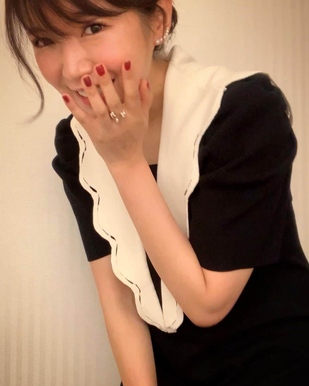 内山絵里加のインスタグラム：「・ ・ ラジオCMも担当している アミュレットさん @amulet0310_official の 素敵なジュエリー💎 ・ ▶︎アコヤ真珠のプチパールを使ったピアス 耳の形に沿って さりげなく耳元を華やかにしてくれるピアスです。 とっても気に入っています👱🏻‍♀️ ・ ▶︎アコヤ真珠のプチパール&ルビーのリング この日は、ドレスコードが赤だったので 赤いネイルに合わせて 赤いルビーもちりばめられた プチパールのリングを合わせました💍 ・ "何気ない日常に輝きを" そのキャッチフレーズの通り 身につけるだけで心躍らせてくれる アミュレットさんのジュエリーたち。 素敵なものばかりですので また、紹介しますね💎 ・ ・ #浜松 #アミュレット #amulet #ジュエリー #ピアス #アコヤ真珠 #パール #真珠 #プチパール #ルビー #指輪 #リング #ワンピース #celford」