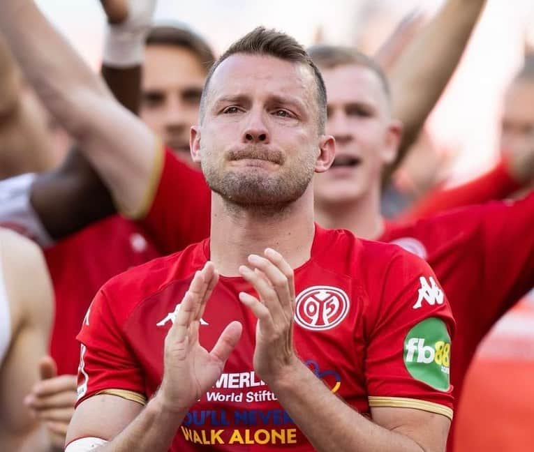 のインスタグラム：「Nach ein paar Tagen Ruhe wollte ich mich nochmal zum vergangenen Samstag , meinem letzten Spiel und 8 Jahre Mainz äußern … Es waren schöne Jahre mit sicherlich vielen Höhen aber auch vielen Tiefen … Diese Jahre waren sehr intensiv und haben echt viel Kraft gekostet nicht nur physisch sondern auch psychisch , da es gefühlt kaum eine sorgenfreie Saison gab :) … Der Größte Dank  geht wie schon am Samstag gesagt an meine Familie , Freunde und Meine Mitspieler von Heute und über die Jahre … Viele Weggefährten sind heute zu Freunden geworden wofür ich sehr dankbar bin und hätte mir damals einer gesagt das ich so lange in Mainz bleiben werde , den hätte ich für verrückt erklärt :)… Jetzt war es an der Zeit sich zu verabschieden und Samstag war der perfekte Rahmen dafür , Heimspiel ausverkauftes Haus , Rhein - Main Derby und Startelf zum Abschluss ! So einen Abschluss hatte ich mir gewünscht und er wurde Bei weitem übertroffen ☺️😍 … wie gesagt ich kann mich nur bei allen bedanken die das über die Jahre und jetzt ermöglicht haben .. Ich habe alle ins Herz geschlossen und blicke auf wunderschöne Jahre zurück und ich hoffe man sieht sich :) vielen vielen Dank für alles euer Brosi ♥️」