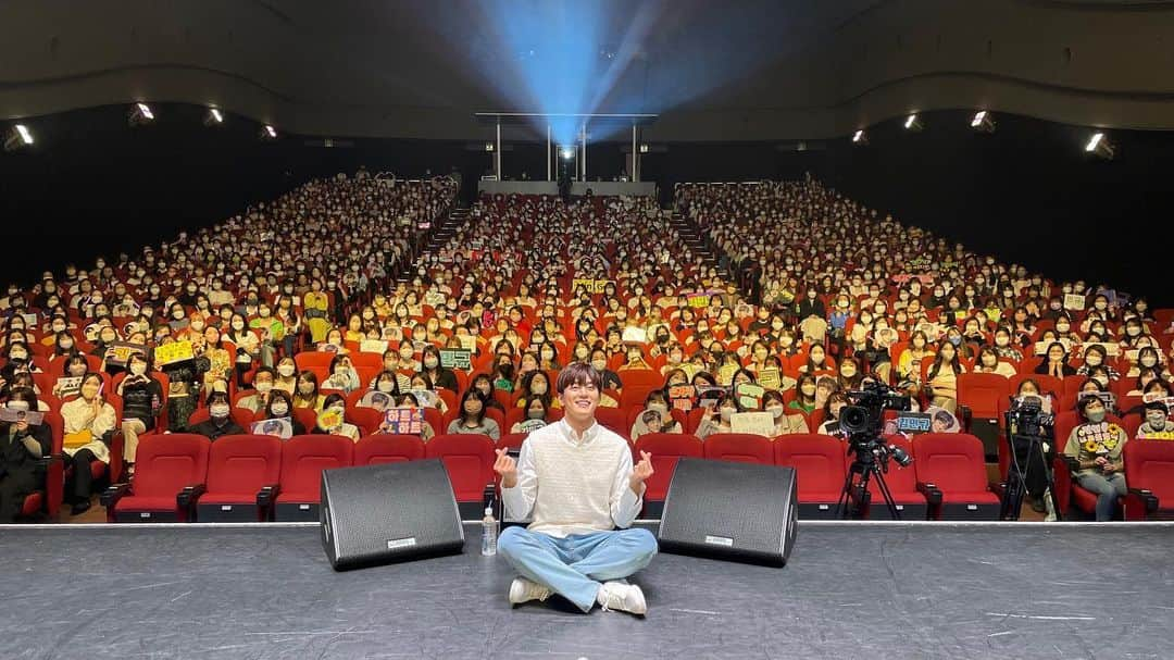 キム・ミンギュのインスタグラム：「여러분, 안녕하세요. 배우 김민규입니다. 다들 잘 지내고 계신가요? 저는 여러분들 덕분에 즐거운 팬미팅을 마치고 무사히 귀국했습니다 이번에 진행되었던 첫 일본 팬미팅을 보러 와주신 분들, 마음으로 함께 응원해주신 모든 분들께 너무 너무 감사했습니다! 팬분들께 좋은 추억을 만들어드리고 싶었는데, 오히려 제가 더 좋은 추억을 만들어간 자리였던 것 같아요. 정말 감사합니다! 이 감사한 마음을 다 보답하기에는 부족하겠지만, 제가 지금 있는 이 자리에서 더 좋은 연기로 보답할 수 있도록 앞으로 더욱 노력하겠습니다. 모두 건강하시길 바라며, 항상 감사하고 사랑합니다.  ———————————————————————————  皆さん、こんにちは。 俳優のキム·ミンギュです。  皆さん、お元気ですか？ 僕は皆さんのおかげで楽しいファンミーティングを終えて無事帰国しました。  今回行われた初の日本ファンミーティングを見に来てくださった方々、心から応援してくださったすべての方々にとても感謝しています。  ファンの方々にいい思い出を作ってあげたかったんですが、むしろ僕のほうがもっといい思い出を作ったファンミーティングだったと思います。 本当にありがとうございます！  この感謝の気持ちに応えるには僕が今いるこの場でもっと良い演技をお見せすることだと思いますので、今後さらに努力します。  みんなこれからも元気でいてください。 いつも感謝しています。 愛しています。   —————————————————————————  Hello everyone. This is actor Kim Mingue. Are you all doing well? I have returned safely after my fan meeting thanks to all of you. I want to thank everyone who came to my first Japan fan meeting and also everyone who have supported me! I wanted to make good memories for my fans but I feel that I made better memories myself. Thank you so much!  I am so grateful I will not be able to thank you enough, but I will try to repay my gratitude through acting.  I wish you all to stay healthy, thank you and love you always.」