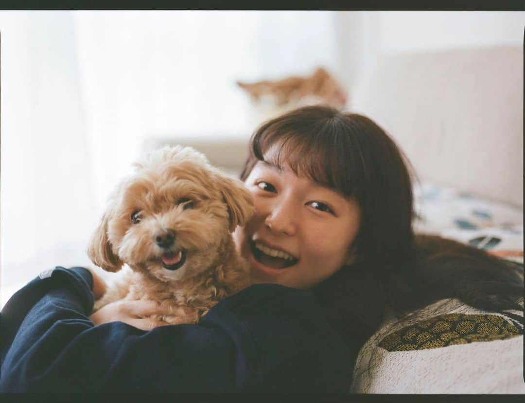 阿部朱梨のインスタグラム：「寝起きのいぬ🐶 寝起きのかいぬし👧🏻  どすっぴんだけどお気に入りの写真♡笑」