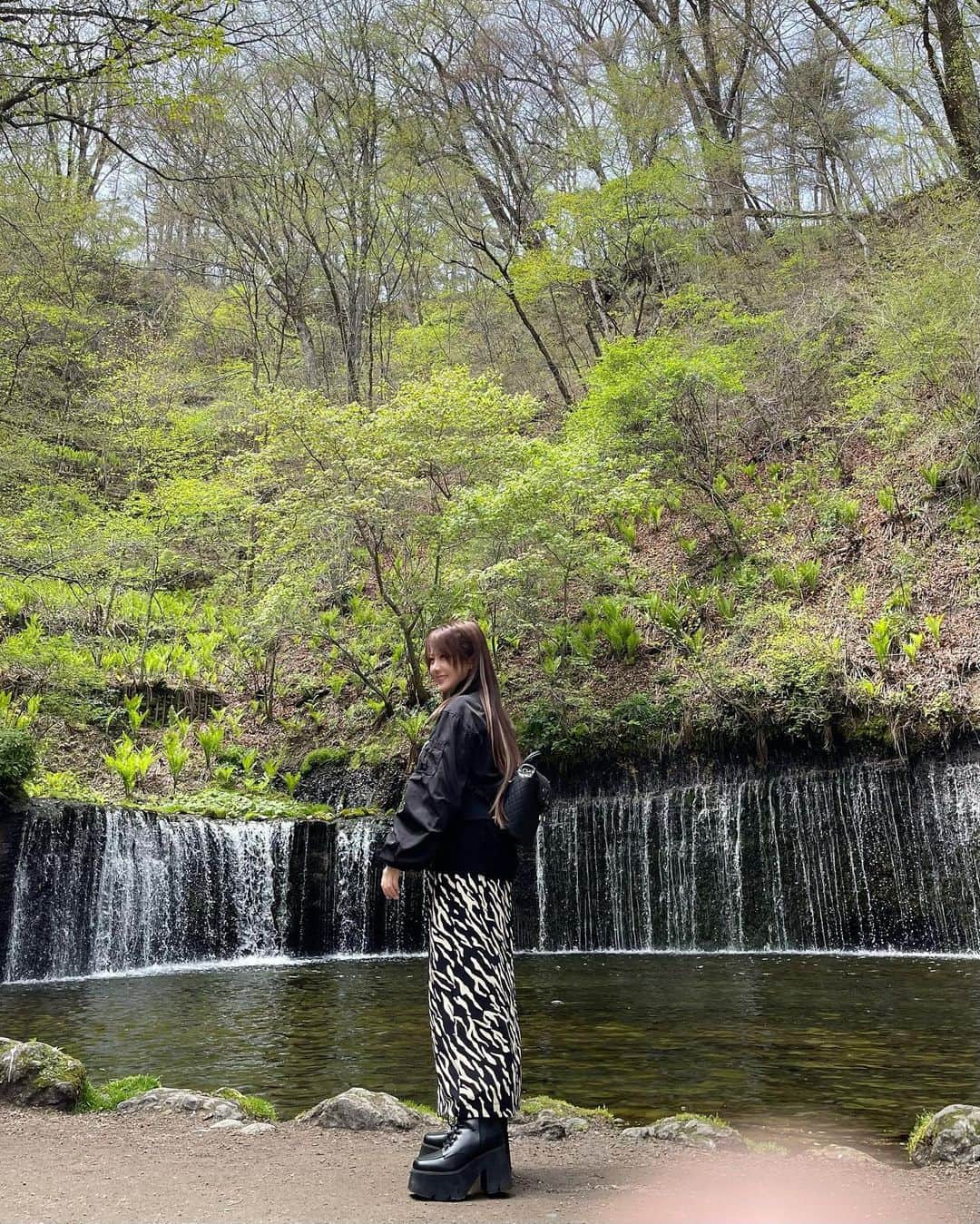のインスタグラム：「. 癒しスポット行ってきた♡ 【白糸の滝】 ※次は運動靴で行こうと思いました👟笑 ・‥…━━━☞・‥…━━━☞ #白糸の滝 #癒しスポット #自然 #パワースポット #photo #Instagram」