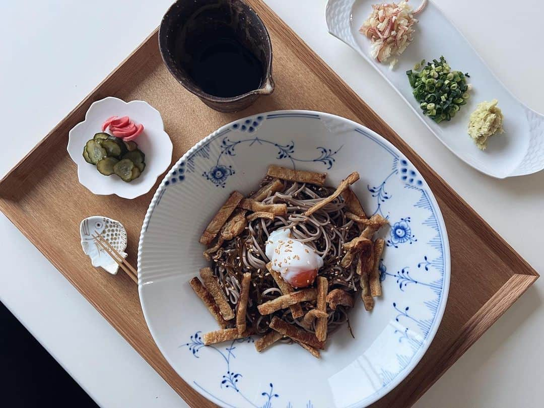 Risako Yamamotoさんのインスタグラム写真 - (Risako YamamotoInstagram)「マイブームのおうちご飯。  十割蕎麦ともずくを混ぜたものを、冷やしぶっかけスタイル♡  ちょっと揚げ物欲しくなっちゃうので、京都の絶品薄揚げをカリっと焼いてon！  お蕎麦はお薬味もたっぷりが美味しいー♡(◜◡◝ )  my定番のもずくと十割蕎麦のレシピのご質問よく頂くのですが、茹でた十割蕎麦にもすぐを混ぜただけなのです🫣笑 もずくはお酢が入っていないタイプのものを！♡  私はbig beansで購入しています🛒  #wacchiskitchen #十割蕎麦 #healthylifestyle #ヘルシーご飯 #glutenfree #グルテンフリー #おうちごはん #SLOHASHOLIC」5月18日 18時57分 - risako_yamamoto