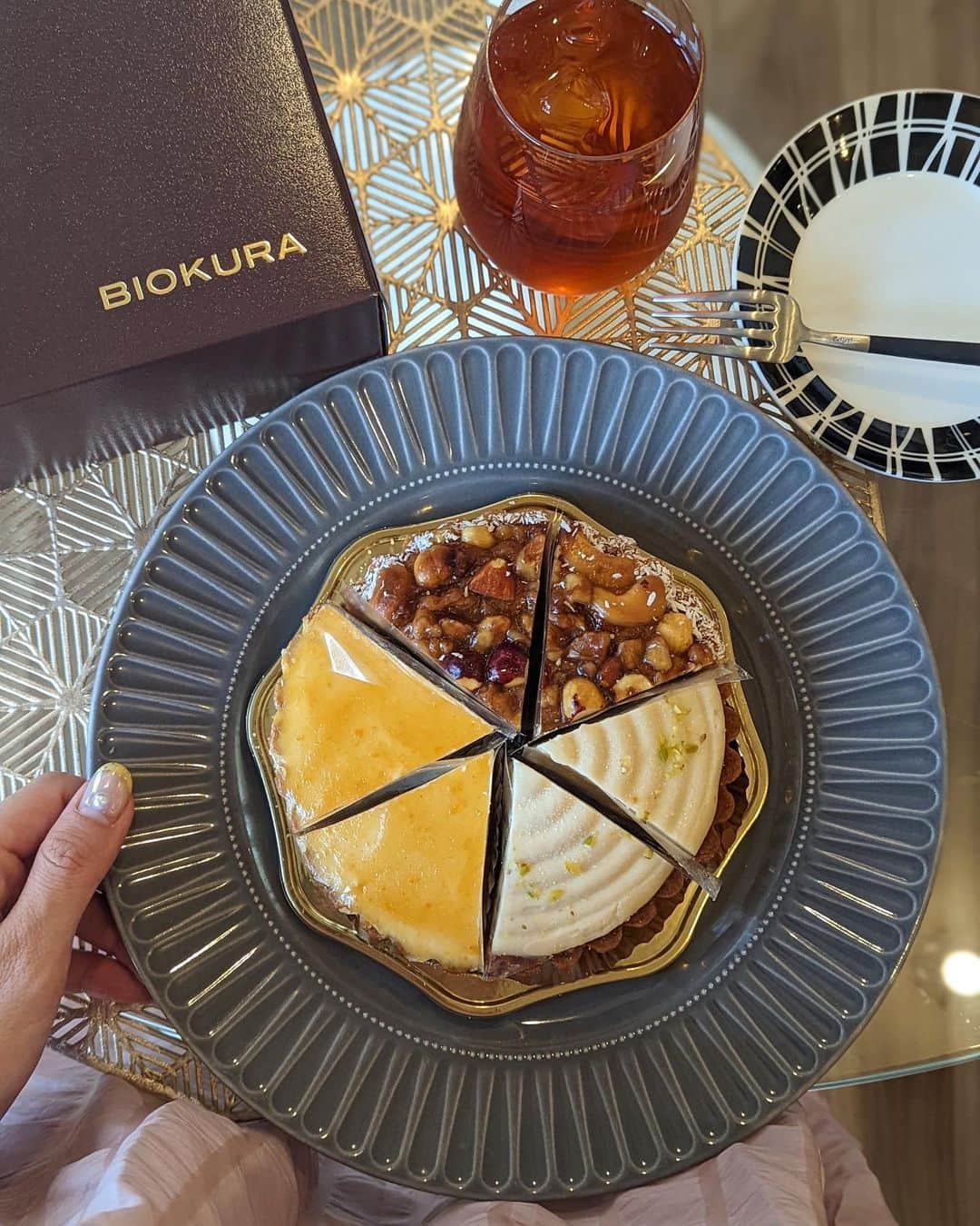 石井里奈さんのインスタグラム写真 - (石井里奈Instagram)「こんばんは💕 今夜は里奈ログ🌸 美味しそうなチーズケーキをお取り寄せしてゆっくりおうちカフェタイム🎂 . 頼んだのは @biokura_official の人気のケーキ3種アソート～春夏限定～💛 . BIOKURAはからだ想いの食生活を、いつでも、どこでもをコンセプトに良質な植物性素材にこだわった食をお届けしているブランド❣️ なのでこのケーキもなんと！ "ヴィーガンケーキ"なんです🧡 . からだに優しくて美味しいので、初めてのヴィーガンケーキにおすすめ！ ヴィーガンでもこのチーズケーキは濃厚で食べ応えもあってこんなに美味しくてびっくり❣️ ぜひチェックしてみてね！ . #biokura #ビオクラ #ヴィーガン #ヴィーガンケーキ #健康 #健康スイーツ #からだづくり #りなまるグルメ #vegan #veganfood #vegansweets #veganrecipes #veganlife #ヴィーガン料理 #ヴィーガンレシピ #ダイエット #健康志向 #健康食 #チーズケーキ #cheesecake #取り寄せ #取り寄せグルメ #おうちカフェ #手土産 #手土産スイーツ #おやつ #パーソナルトレーニング #トレーニング #トレーニング女子 #ダイエットレシピ」5月18日 19時25分 - ri7tin1025