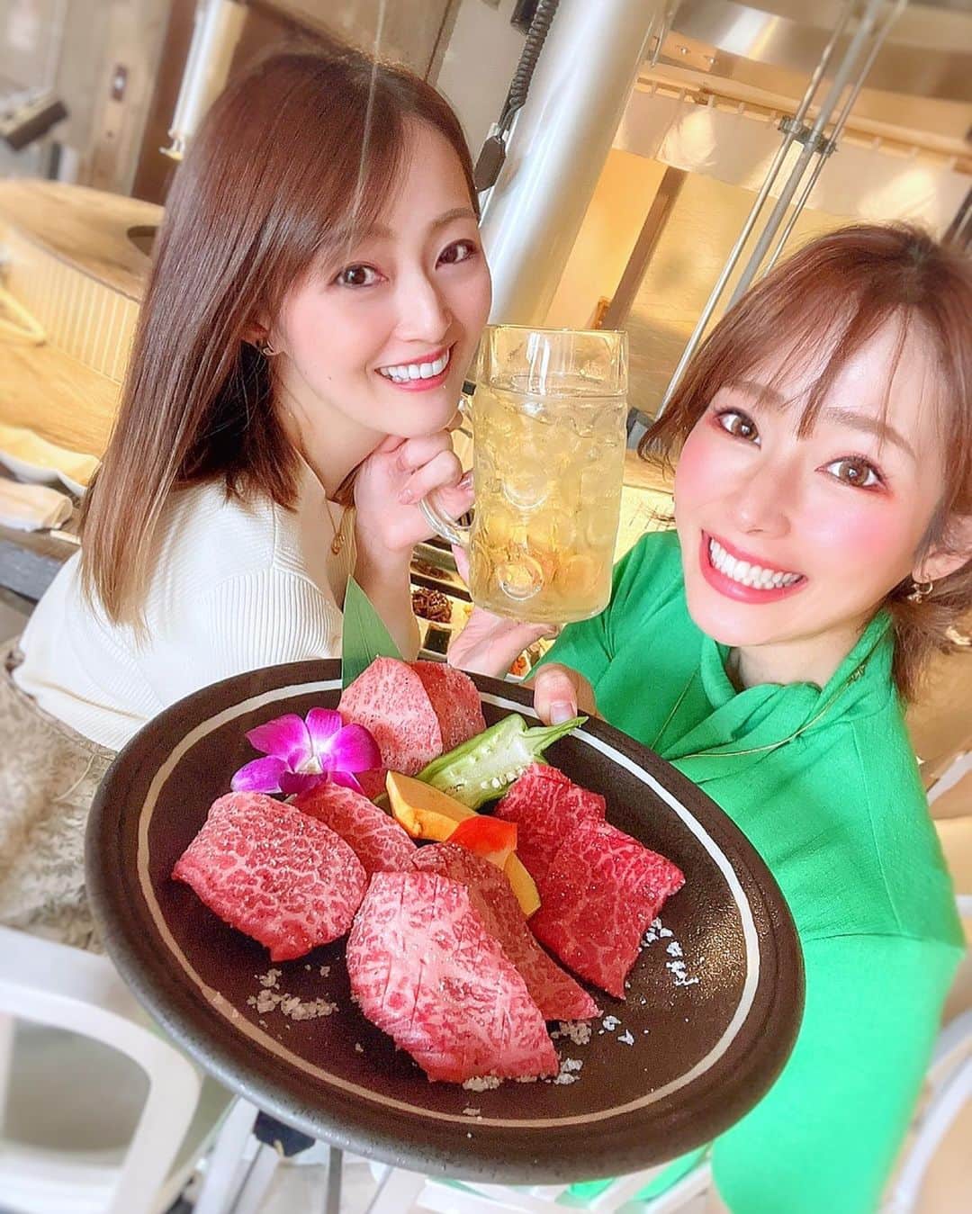 のインスタグラム：「お姉ちゃんと久々の肉活❤️🍖 中目黒にある「なかめのやきにくおおにし」に行ってきたよーん😍  オシャレでコスパ良きな焼肉屋さん✨カウンター席の頭上にはなんとミラーボール🪩😳！笑  お肉たくさん食べてきたっ💕 最近は脂身より断然赤身派でござる❤️☺️  飲み物はキガジョッキがあるの！✨😳RIHOはウーロン茶でお姉ちゃんはハイボール🍺食べながらかなりの筋トレになりました💕🤣  @nakameno.onishi #中目黒居酒屋 #東京グルメ #東京デート #東京焼肉 #なかめのおおにし #中目黒グルメ #目黒川の桜 #目黒川桜まつり #中目黒 #中目黒ディナー #焼肉 #焼肉屋 #焼肉ディナー #PR  #bbq  #肉食女子　#焼肉女子　#焼肉ディナー #焼肉好きな人と繋がりたい #yakiniku #japanesegirl #japanesefood #sisters #姉妹　#赤身 #お肉　#お肉大好き」