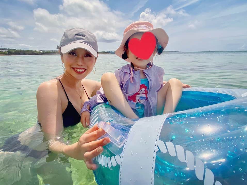 PINKYのインスタグラム：「今年も楽しかった沖縄旅行🌺🌈🌊  子供達が作ってくれたてるてる坊主のおかげか、全日雨予報だったにも関わらず滞在中はほぼ雨が降らなくてとってもラッキーだった🙏🌈✨  ・・・  #love #happy #family #momlife #familytrip #沖縄旅行」