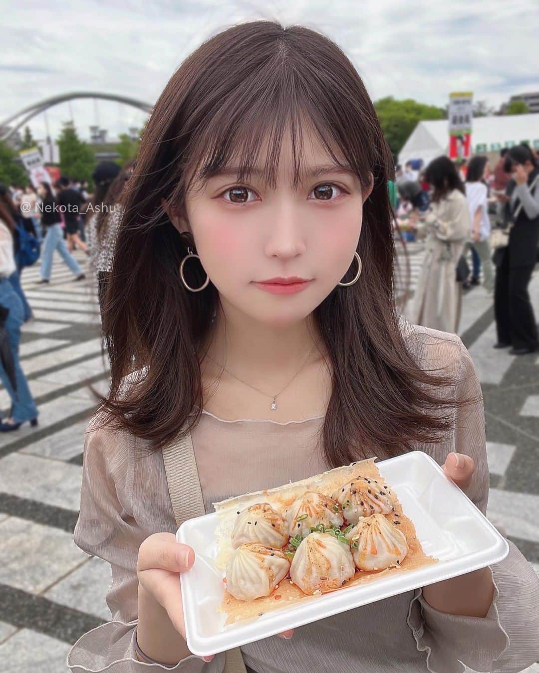 猫田あしゅのインスタグラム：「食べることが幸せ！🥟 . #model #make #fashion #fashionista #code #accessory #pierce #cosme #hairstyle #hairstyles #makeup #influencer #服　#コーデ　#メイク　#ヘアスタイル #モデル #インフルエンサー #グルメ #コスメ #eyemakeup #eyeshadow #アイシャドウ #instagram #instagood #instafood #餃子フェス #餃子 #ヘアカラー #アクセサリー」