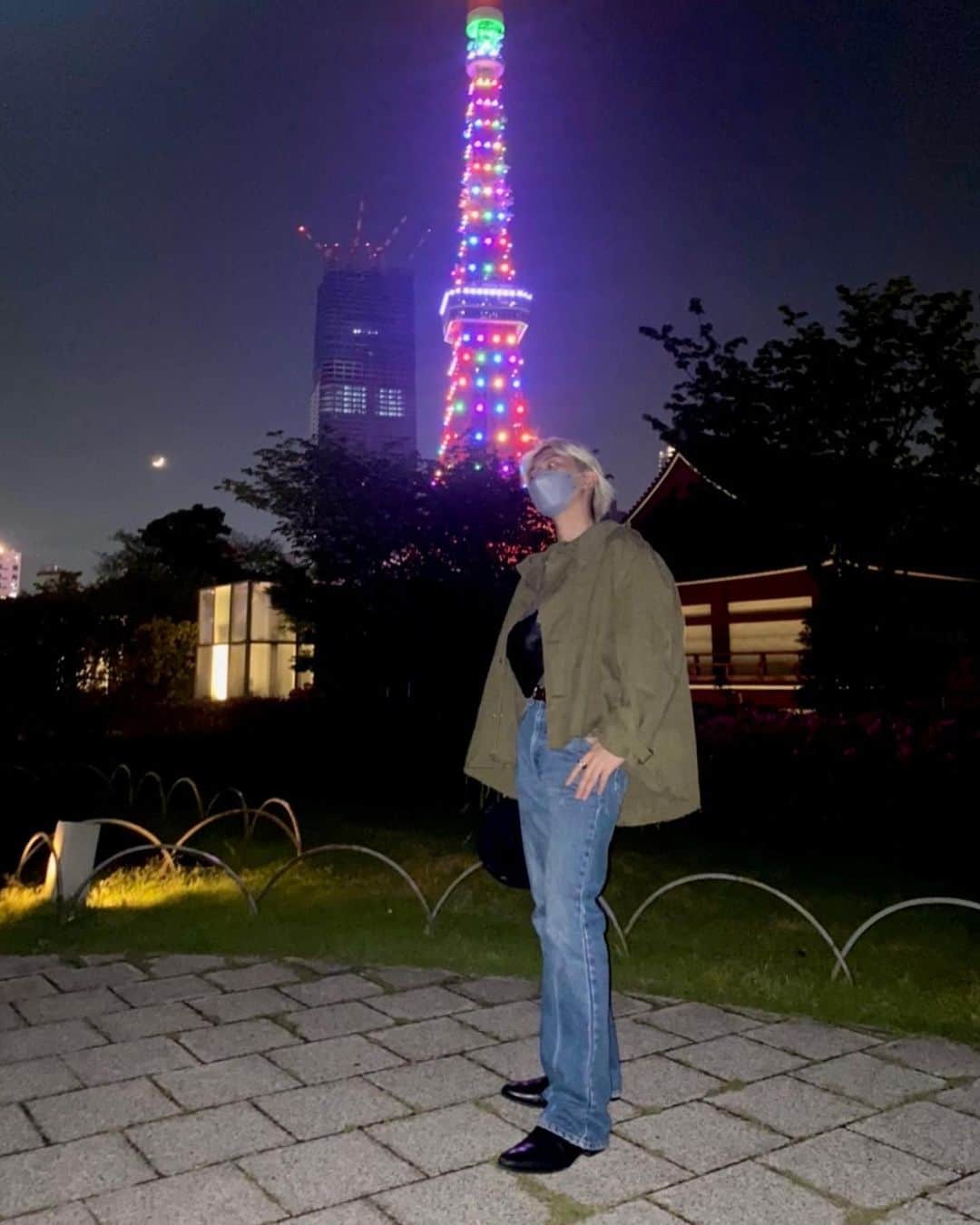 鈴木聖七さんのインスタグラム写真 - (鈴木聖七Instagram)「金髪と緑の相性が良いのよ🫠 #東京タワーの光顔に反射した」5月18日 21時04分 - 0718_seina_ss
