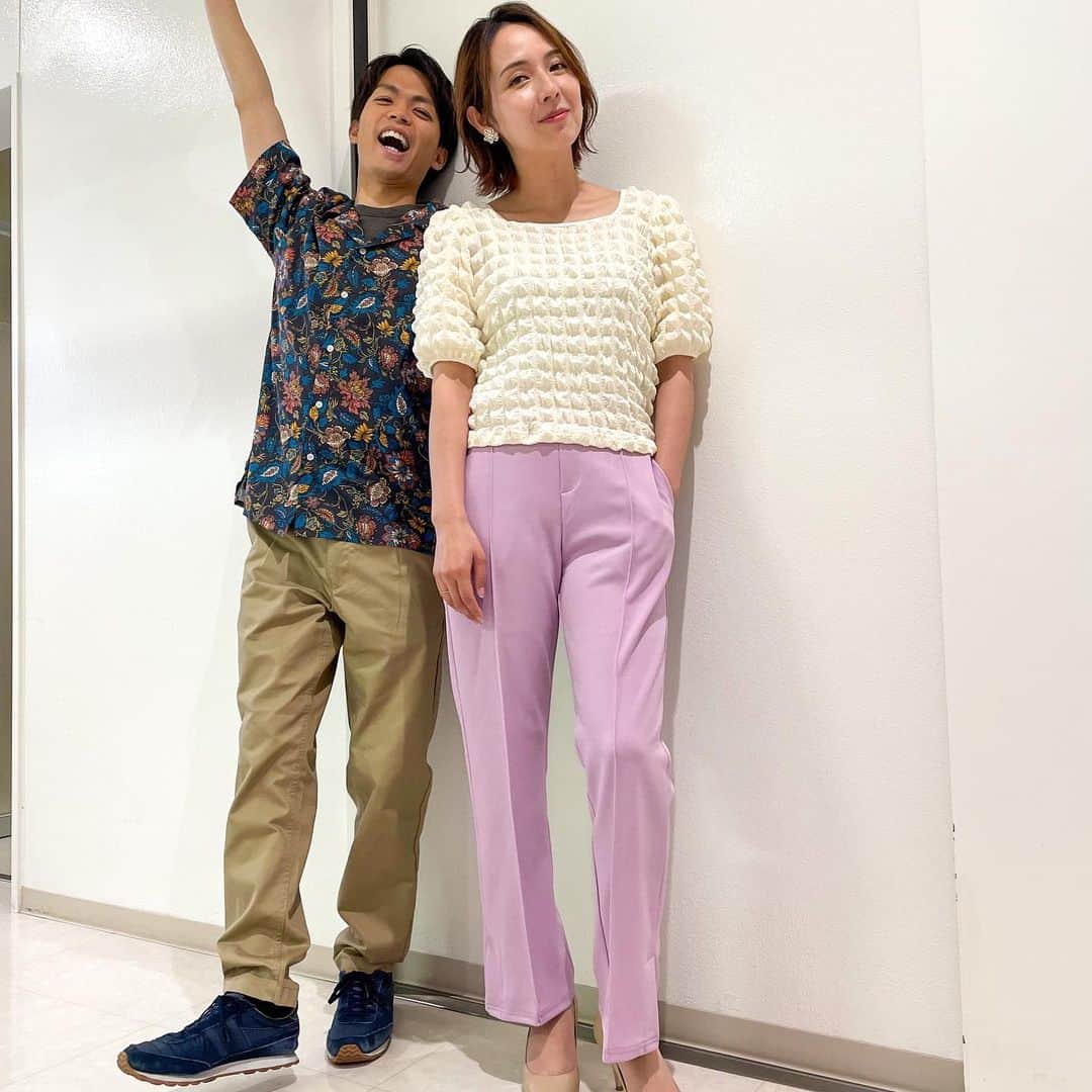 若林翔子のインスタグラム：「. . 今日のブレイク！ モコモコしたかわいいトップス着せてもらったよん🤗 なかちゃん楽しそ笑笑😂  #ミヤギテレビ　#ちょっとブレイクタイム　#中西涼アナ　#衣装　#カラーパンツ　#コーディネート　#もこもこトップス」