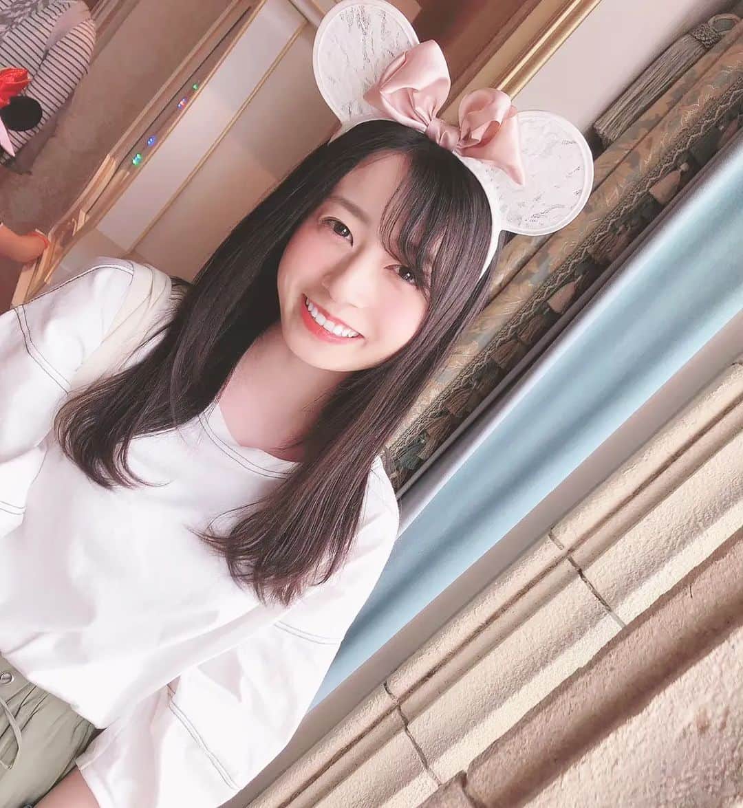 佐々木優佳里のインスタグラム：「❤️  ３年前くらいの写真！  かよちゃんとディズニー行った時かな！  また行きたいな～ そして、この頃の髪型に戻したい！🥺笑  #ディズニーランド」