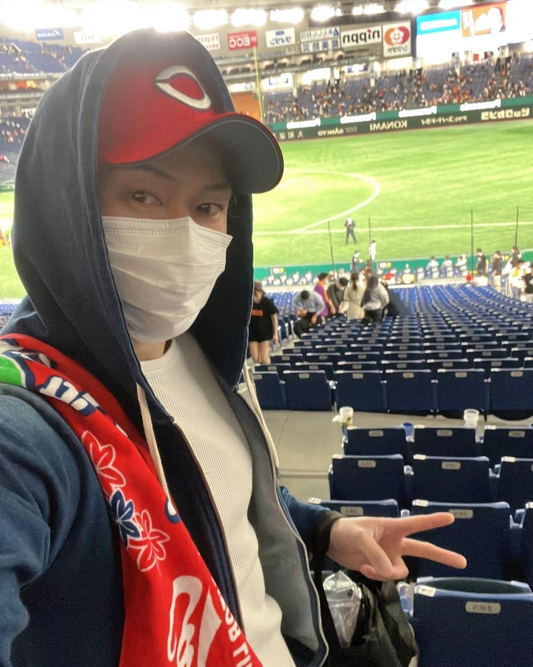 樽美酒研二さんのインスタグラム写真 - (樽美酒研二Instagram)「今日は東京ドームに草野球仲間のケムナ選手を応援に来たのですが、残念ながら登板がありませんでした､､また応援にこよう📣🤨 #カープ男子」5月18日 21時33分 - ketsu.no.kamisama