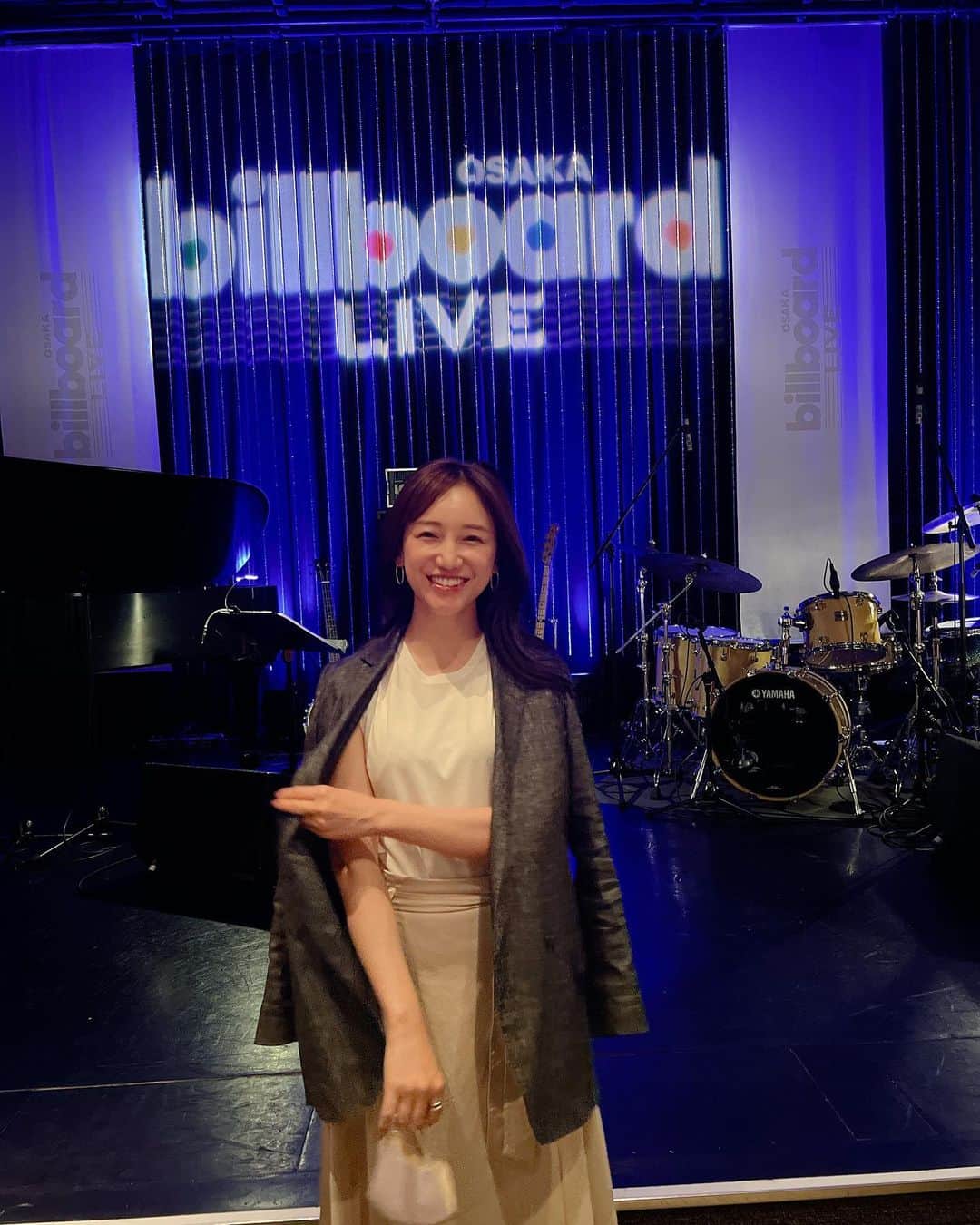 森川侑美のインスタグラム：「ジャズを聴きにビルボード大阪へ🎆 もちろん、ジャズに詳しくはないんですが.. あの独特のリズム感が、漂う煙のような揺らめきみたいで 癒される..🌬 専門知識がない分、抽象的に自由に感じられるのをポジティブに変換。笑  最後の曲で感動してほろり🥲したから少し目が赤い🙄?↑  言葉がないのに伝わる不思議を感じつつ ほんと、音楽っていいですね🎼 ありがとうございました☺️  #ビルボード大阪#ジャズ#曽根麻央 さん」