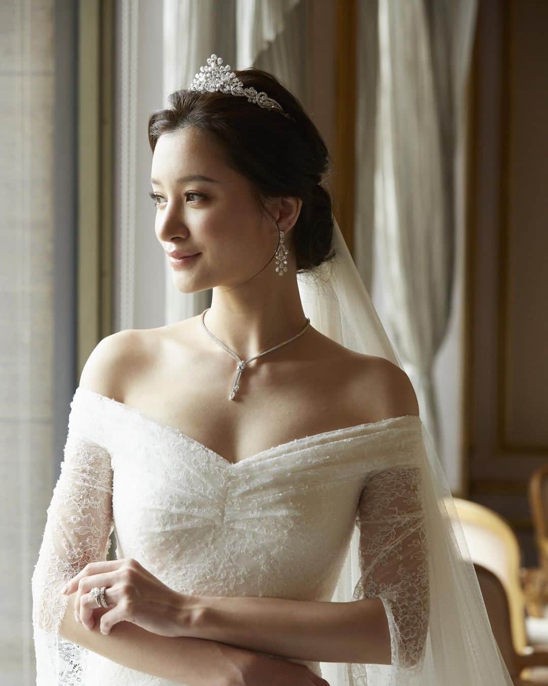 平山美春のインスタグラム：「先週の土曜日、東京で２年越しの披露宴を執り行いました✨👰🤵‍♂️結婚式は１９年にイタリア・コモ湖で行っていたので、日本にいる皆さんにお披露目の意味で…✨ まさかこんなに延期延期になるとは思わず…色々と構想を練って、それを良い形で来ていただいたゲストの方にも楽しんでいただけた気がするので延期して反対に良かったのかも☺️ 本当にいろんな方々にお世話になり、全てを実現できたのは旦那さん、そして支えてくださった方々のおかげです✨ これからも感謝の気持ちを忘れずに夫婦で日々過ごしていけたらと思います😊 . 白のウエディングドレスは何度着ても気の引き締まる @givenchy のオートクチュールドレス✨ティアラは @graff さんにお借りして…💎 素晴らしい経験をさせていただき感謝です🙏✨ . #wedding #weddingdress  #結婚式 #ウエディングドレス  #hautecouture #hautecouturedress  #givenchy #graff」