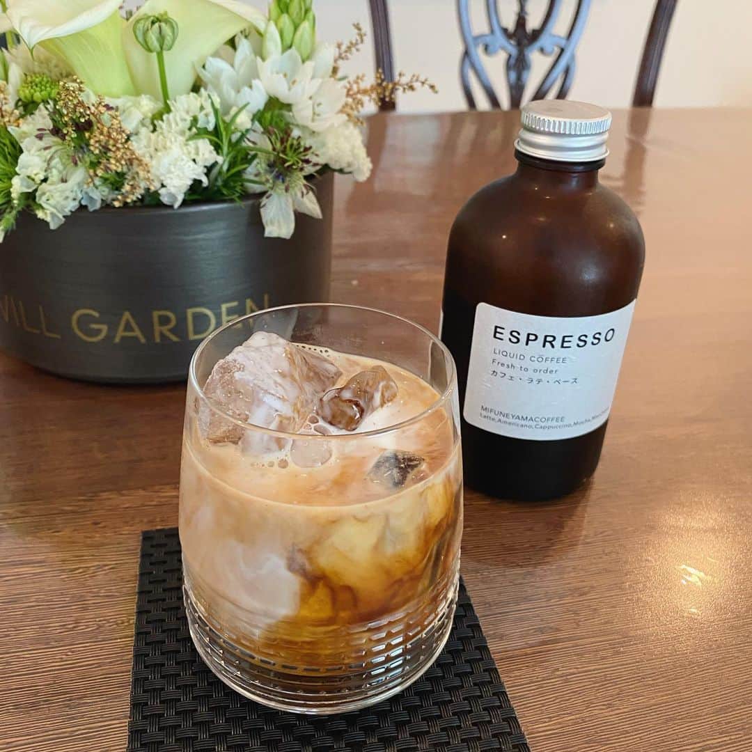 畑野ひろ子のインスタグラム：「今日も、笑顔で頑張ろう😊 美味しいカフェラテ飲んで出発します☕️  今日も暑くなりそうですね。 水分補給をしながら過ごしましょう😊🤚」