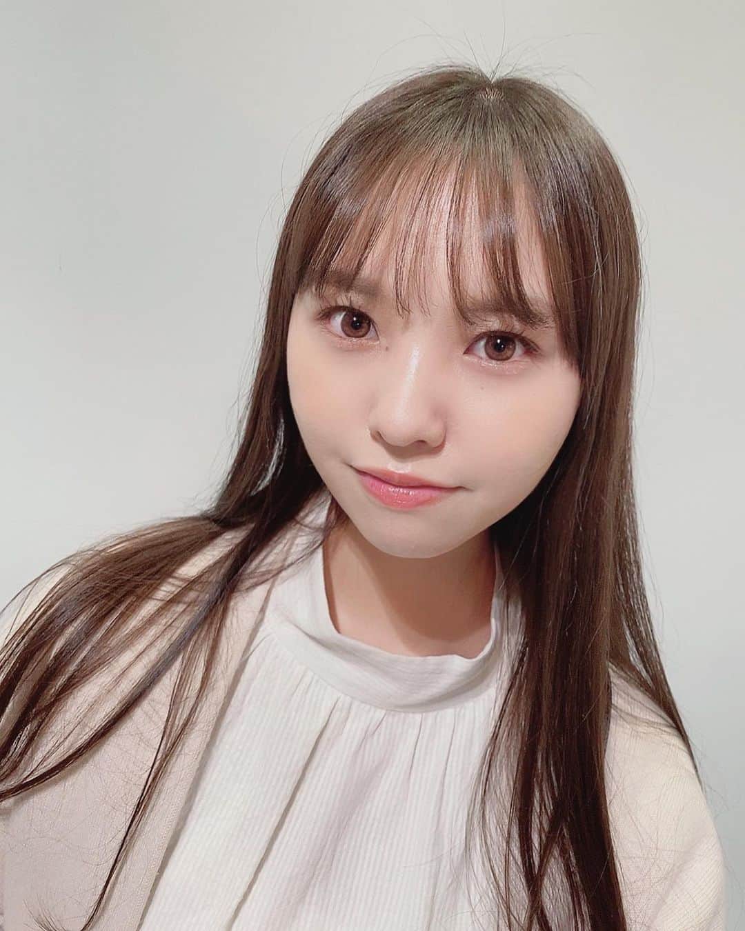 のインスタグラム：「美容室に行って綺麗なオリーブ系の色に染めてもらいました☺️  色抜けたらどんな感じになるんかなぁ☁️  #美容室  #オリーブ」