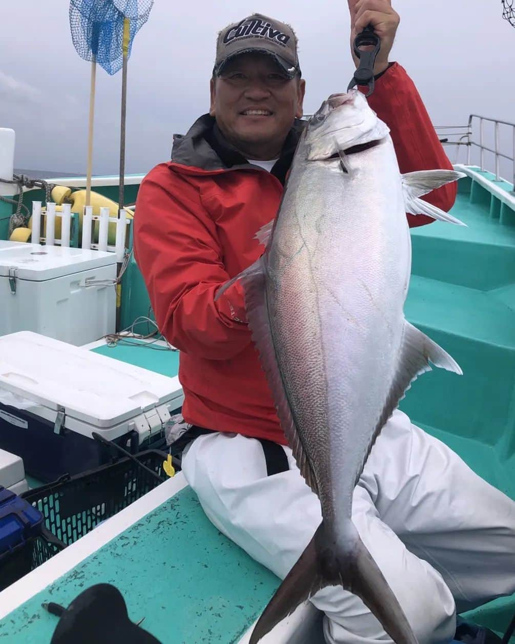 佐々木主浩のインスタグラム：「泳がせ釣りに行ってきました！ 餌は大きなアカイカでしたが、餌には勿体ないサイズ。 カンパチ、ヒラメと釣れましたが期待のモロコ（クエ）はアタらず… リベンジ決定です。 #泳がせ釣り　#カンパチ　#クエ #アリゲーター #ダイワ #owner #下田港 #菊丸」