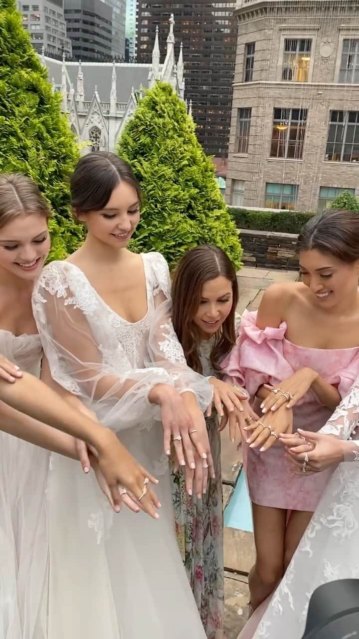 Monique Lhuillierのインスタグラム：「Current Mood: Celebrating Love with a touch of sparkle! 💍 @kayjewelers #mlbliss #moniquelhuillier」