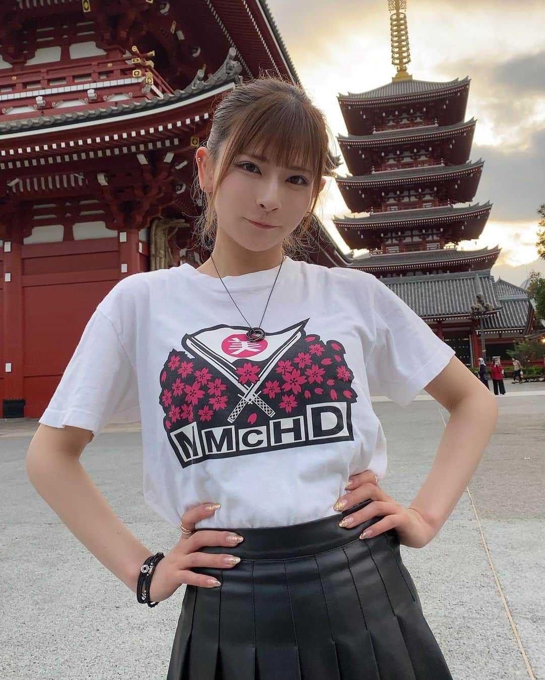 のインスタグラム：「❥MMCHD は みうみう調査兵団 . . もうこのデザインのTシャツはないけど 今年作る予定です！！ . . できたら買ってね一緒に着ようね💕 . . . . . #mmchd #みうみう調査兵団 #tシャツコーデ #tシャツ #オリジナルtシャツ #fashion #コーデ #ファッション #今日のコーデ #レザースカート #ミニスカートコーデ #showroom #夏コーデ」