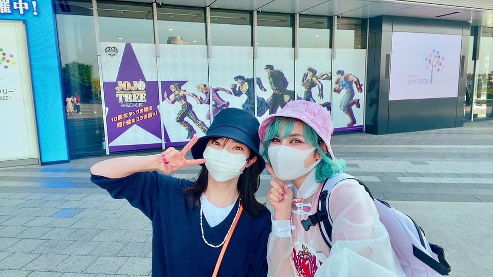 伊瀬茉莉也のインスタグラム：「🦋✨🦋✨  歴代のジョジョたちが勢揃いしてるのはやはり圧巻…！  見るところがあり過ぎて目移りしてしまうし、 全てを堪能するには時間がいくらあっても足りない…！  オシャレなフォトスポットもたくさんありましたよ〜📸❤️‍🔥  終始悶えてるファイちゃんが可愛くって それを見てるのも幸せでした…☺️♡  そしてコラボカフェ☕️💚 私は徐倫のお団子アイスケーキプレートと ホットカフェモカを注文！ アイスケーキめちゃくちゃ美味しかった🦋🥺💕  カフェモカはこの飲み方で合ってる？😂 吉良吉影の顎がとんでもなくとんがっちゃったけど 吸い込んでやりました。笑  #jojo  #jojoanime10th  #ジョジョの奇妙な冒険  #ジョジョの奇妙な冒険ストーンオーシャン」