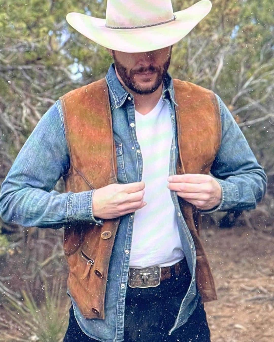 ジェンセン・アクレスのインスタグラム：「There is literally a new sheriff in town. (Who apparently is always trying to close his shirt and/or jacket. )((Figure it out, man!🙄))   More info to come. @bigskyabc」